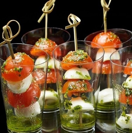 Канапе Капрезе с соусом песто