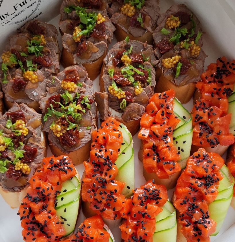 Мини брускетты с запечённой  говядиной и красной рыбкой