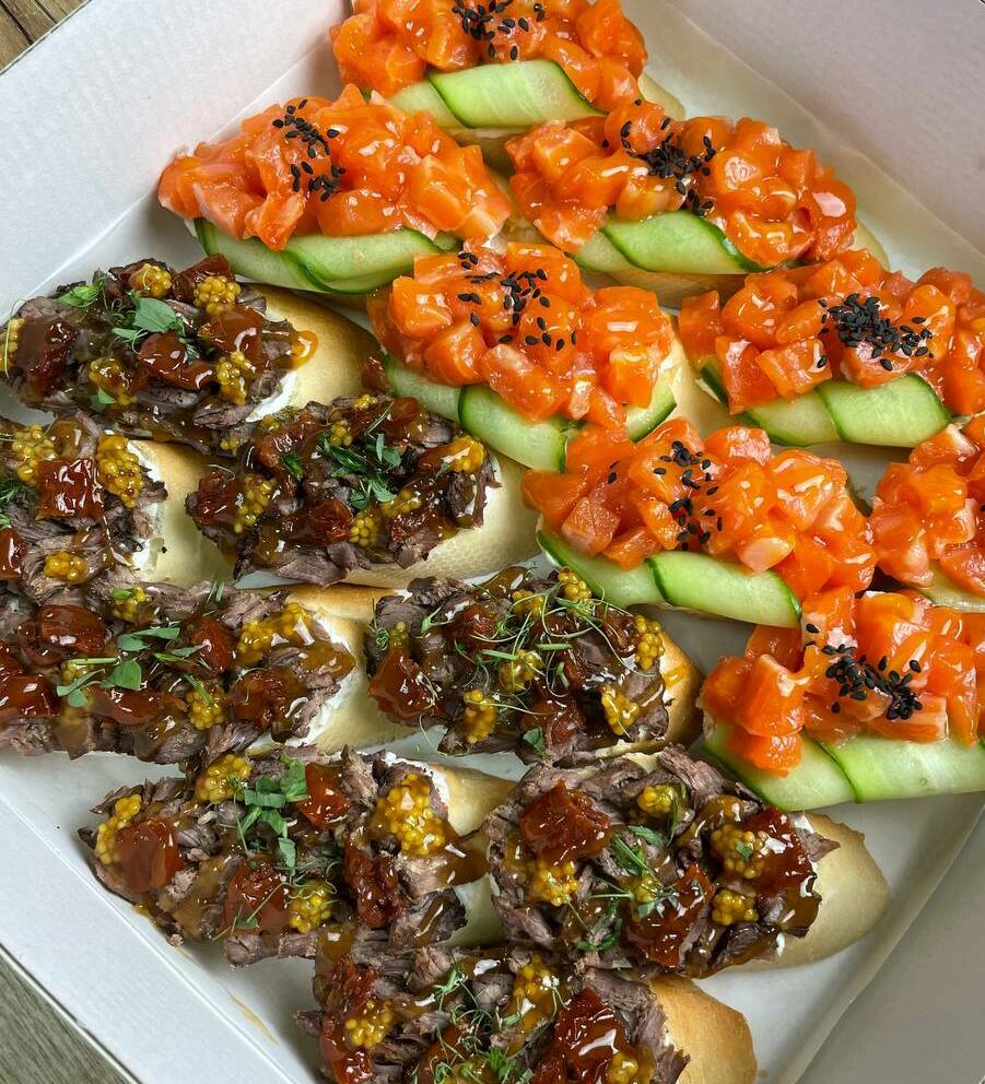 Мини брускетты с запечённой  говядиной и красной рыбкой