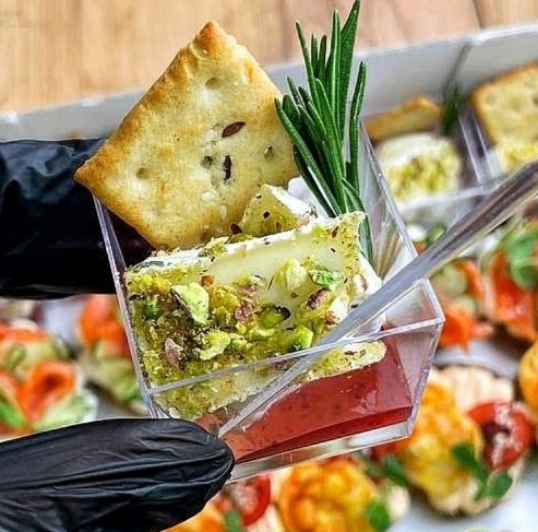 Бри с фисташкой и соусом Бри с фисташкой и соусом